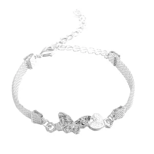 Detalle de pulsera de mariposa plateada con circonitas y cadena ajustable con cierre