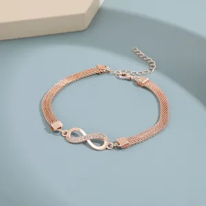 Detalle de la tobillera infinito de oro rosa con diamantes y cadena de malla tejida