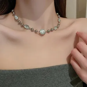 Collana in stile dolce con perle d'argento e pietre ovali verde chiaro traslucide