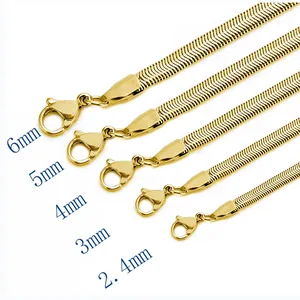 Détail montrant cinq largeurs de chaînes serpent dorées de 2,4 mm à 6 mm avec fermoirs mousquetons