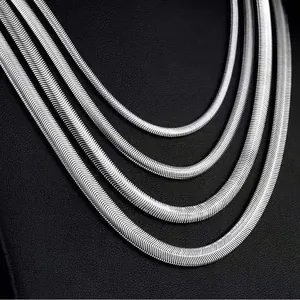 Vue détaillée de chaînes serpent plates argentées avec une texture métallique polie