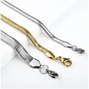 Détails de chaînes serpent plates en or 18 carats et argent avec fermoirs mousquetons