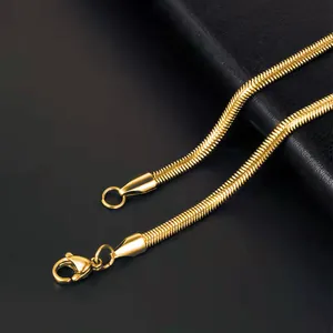 Détail de la chaîne serpent plate en acier inoxydable plaqué or 18 carats avec fermoir