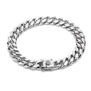 Detail van zilveren roestvrijstalen Cuban link armband met veilige baksluiting