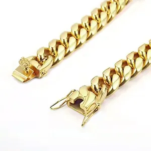Detailopname van de gouden Cubaanse ketting en de vouwsluiting met extra veiligheidssluitingen