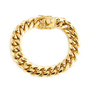 Detail van gouden Cubaanse schakelarmband met veilige baksluiting en antisliptextuur