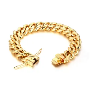 Detailopname van gouden Cubaanse schakelarmband met professionele dubbele veiligheidssluiting