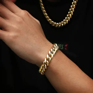 Detailaufnahme eines vergoldeten Miami Panzerarmbands mit polierter Oberfläche für Herren