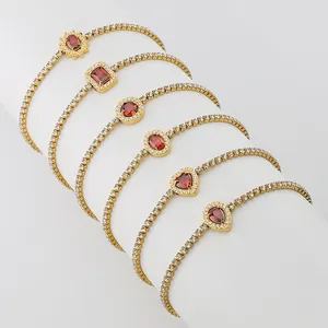 Detailopname van zes vergulde tennisarmbanden met diverse rode zirkonia-stenen in het midden