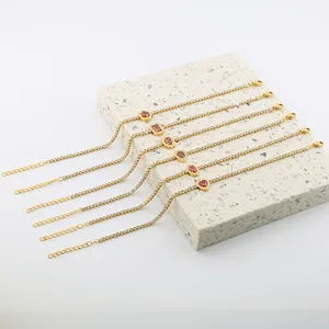 Detail van 6 gouden tennisarmbanden met diverse edelsteenvormen op marmeren voet