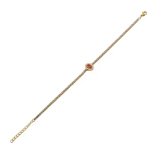 Detail van vergulde tennisarmband met rode ovale steen en pavé gezette zirkonia's