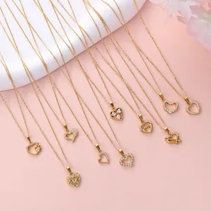 Collezione di collane con pendente a cuore in oro 18K e zirconi su sfondo rosa tenue