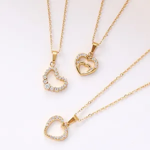 Dettaglio di tre collane a cuore placcate oro 18 carati con micro zirconi incastonati