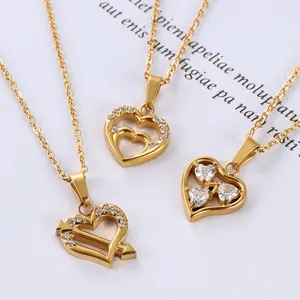 Dettaglio di tre collane con ciondolo a cuore in oro 18K con intarsio di zirconi