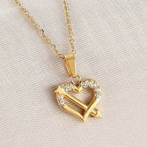 Vista macro dettagliata del ciondolo a cuore in oro 18K con zirconi e catena elegante