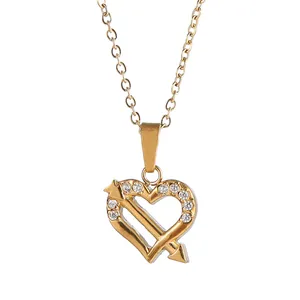 Collana placcata oro 18K con ciondolo a cuore e freccia e zirconi cubici scintillanti
