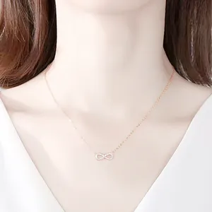 Collar con colgante de infinito en oro rosa y circonitas usado por modelo en la clavícula