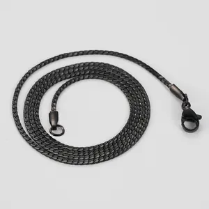 Nahaufnahme der schwarzen flachen Schlangenkette aus Titan mit Hummerverschluss-Detail