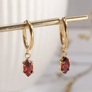 Orecchini a cerchio in acciaio placcato oro 18K con ciondoli in zirconia rossa