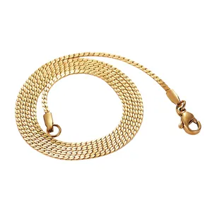 Detailaufnahme einer goldenen flachen Schlangenkette mit sicherem Karabinerverschluss