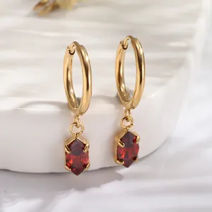 Dettaglio di orecchini a cerchio placcati oro 18K con zirconi rossi taglio marquise
