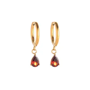 Créoles dorées avec pendentifs en zircon rouge en forme de larme, vue symétrique