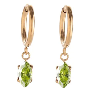 Dettaglio di orecchini placcati oro 18K con zircone verde taglio marquise e finitura lucida