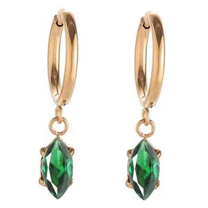 Dettaglio di orecchini placcati oro 18K con zircone verde marquise e chiusura a cerchio