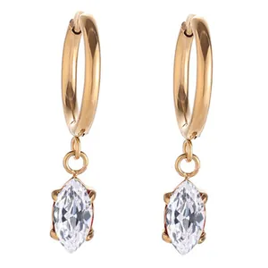 Dettaglio di orecchini in zircone marquise placcati oro 18 carati con finitura lucida