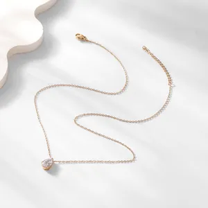 Elegante 18K vergoldete Edelstahlkette mit einem Anhänger aus birnenförmigem Zirkon