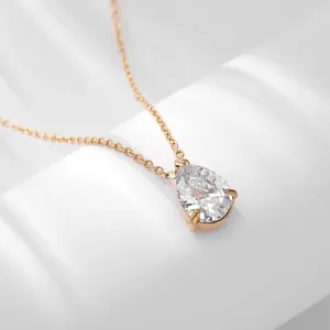 Nahaufnahme der 18K Gold Halskette mit tropfenförmigem Zirkon auf weißem Grund