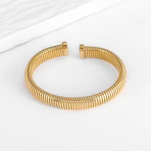 Macro di bracciale Tubogas dorato che mostra la texture a coste flessibile e finitura metallo
