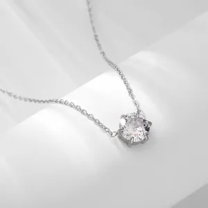 Gros plan sur le pendentif solitaire en zircon à six griffes et sa chaîne raffinée