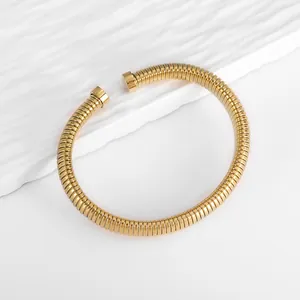 Bracciale tubogas flessibile in acciaio al titanio con placcatura in oro 18K lucido