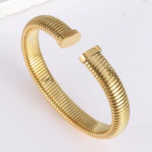 Dettaglio del bracciale a spirale Tubogas dorato con estremità ovali lisce e lucide