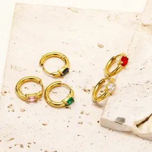 Dettaglio di orecchini placcati oro con zirconi colorati ovali e rettangolari