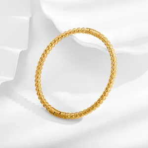 Detalle macro de pulsera de cuentas en acero inoxidable chapado en oro 18K grabado