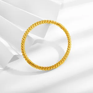 Detalle de cuentas doradas facetadas en un brazalete de acero inoxidable con corte diamante