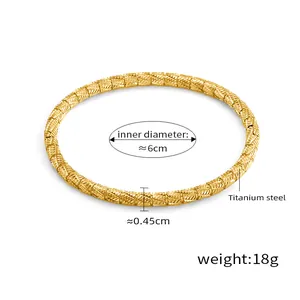 Brazalete ovalado de acero inoxidable dorado 18K con texturas talladas en diamante