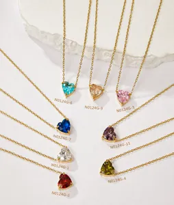 Collectie hartvormige zirkoon hangers in acht kleuren aan elegante goudkleurige kettingen