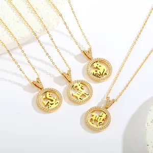Detailansicht der goldener Sternzeichen-Halsketten mit Zirkonia auf weißem Marmor Dekor