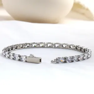Macro-detail van de 316L roestvrijstalen tennisarmband met ovale zirkonia-stenen