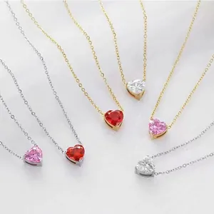 Close-up van hartvormige zirkoon hangers aan kettingen in rood, roze en witte kleuren