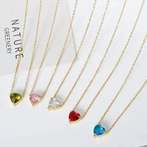 Detailopname van vijf hartvormige zirkonia kettingen in diverse kleuren met gouden ketting
