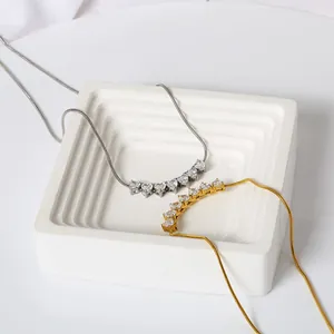 Exquisite Herz-Zirkonia-Halsketten in Gold und Silber mit eleganten Schlangenketten
