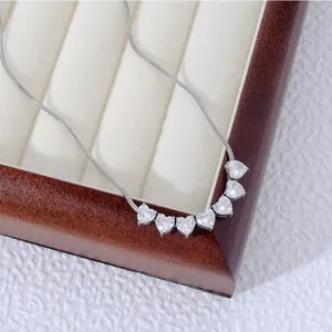 Makroaufnahme einer silbernen Schlangenkette mit sechs herzförmig geschliffenen Zirkonia