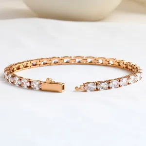 Detail van roségouden tennisarmband met ovaal geslepen zirkonia in een vierklauwzetting