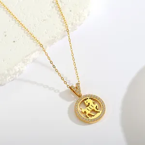 Detail der goldenen Titan-Halskette mit Zirkon-besetztem hohlem Tierkreis-Anhänger
