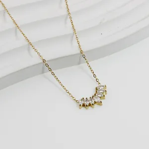 Detail der goldenen Halskette mit Zirkonia-Anhängern in Blütenform auf weißem Podest