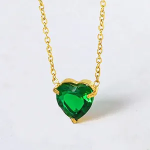 Detailopname van hartvormige groene zirkoon hanger met goudkleurige roestvrijstalen ketting